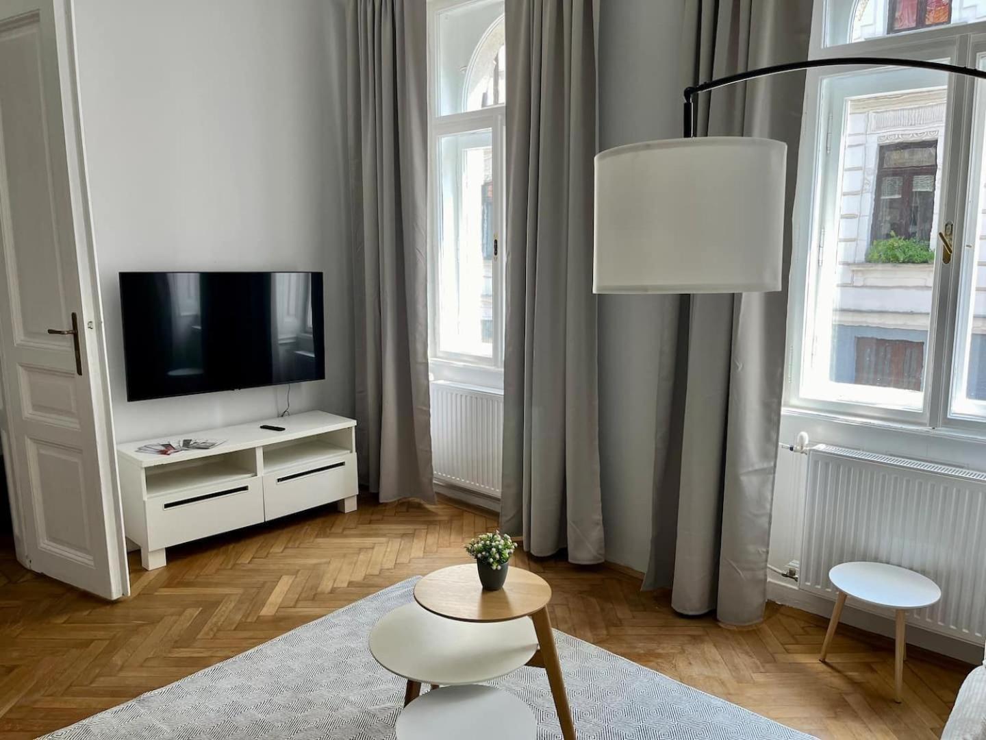 Grosszuegiger Wiener Altbau Gleich Neben Schoenbrunn Luaran gambar