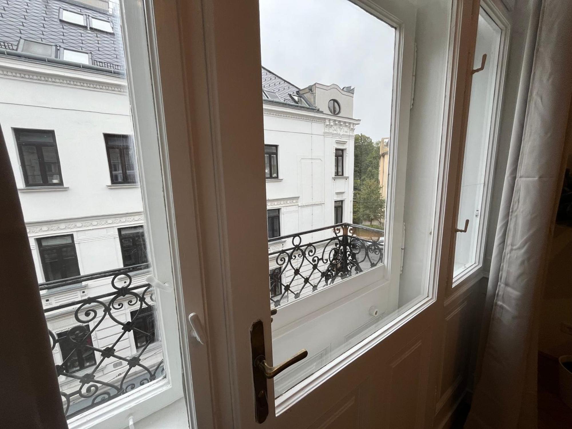 Grosszuegiger Wiener Altbau Gleich Neben Schoenbrunn Luaran gambar