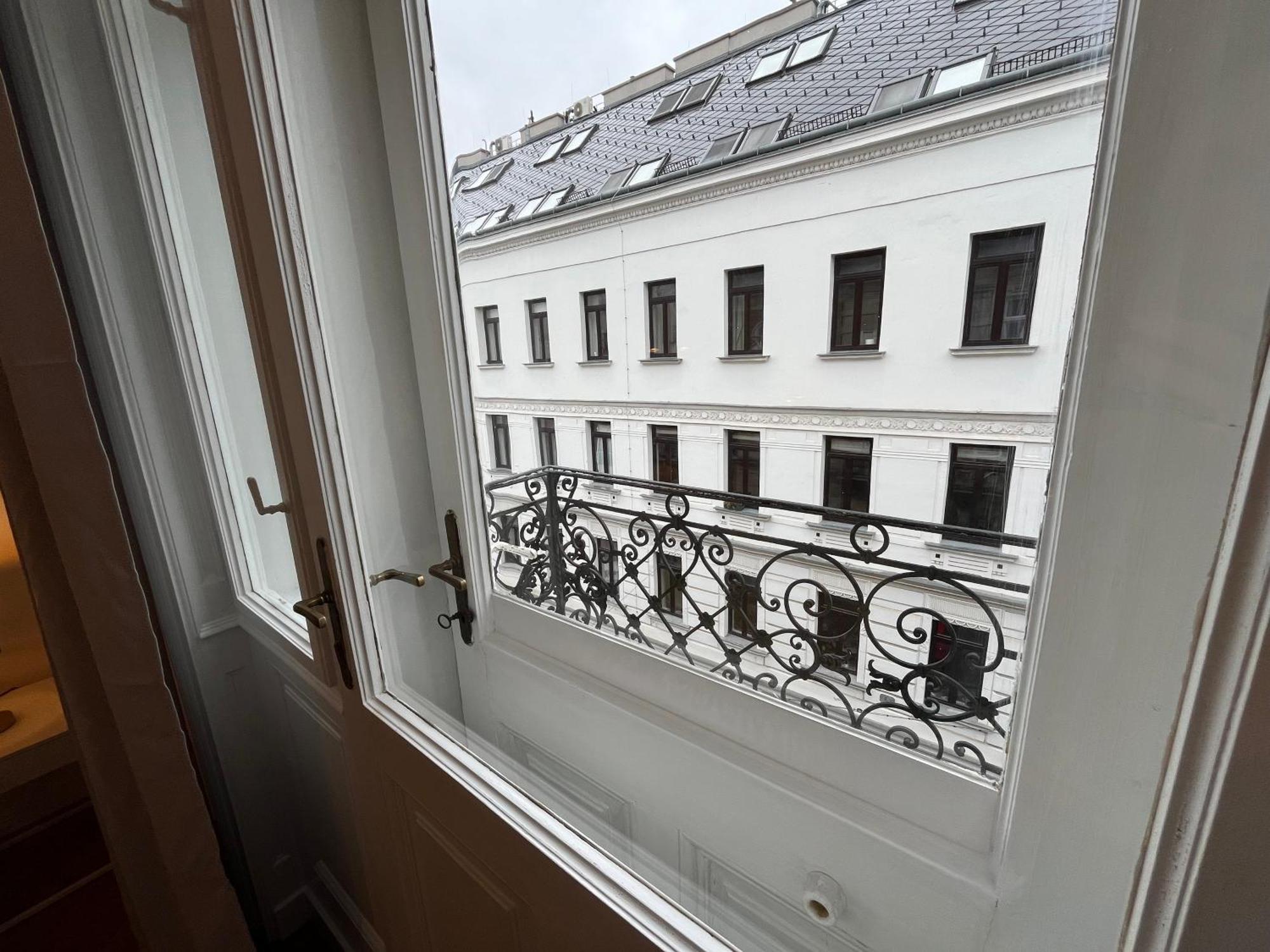 Grosszuegiger Wiener Altbau Gleich Neben Schoenbrunn Luaran gambar